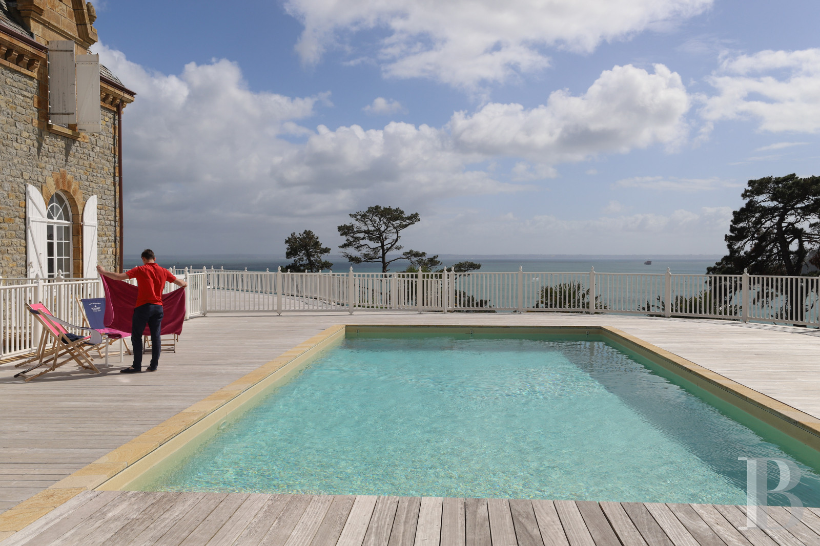 An early 19th century manor house overlooking the Bay of Douarnenez on the Crozon peninsula in Finistère - photo  n°2